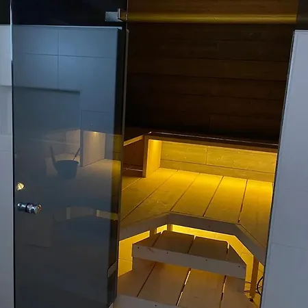 The Other Side Of The Clt Semi-detached House, With A Separate アパート *