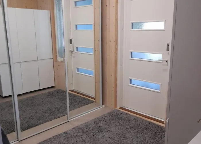 The Other Side Of The Clt Semi-detached House, With A Separate דירה להטי